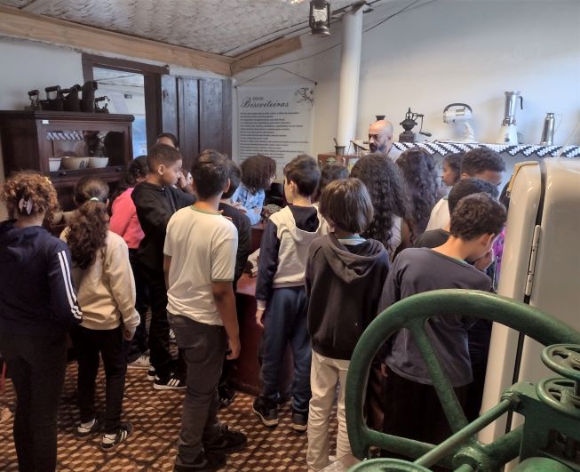 api-modulos/fotos/img/galeria_cat_culturais_493/493/13774/VISITA GUIADA POR GUSTAVO, ESCOLA MUNICIPAL OROSINA CECÍLIO MENDONÇA, PROF. VÂNIA, 14.08.2026 (7).jpg